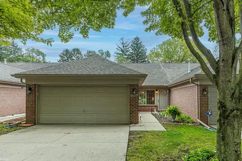 51134 Courtyard, Chesterfield, MI 48047