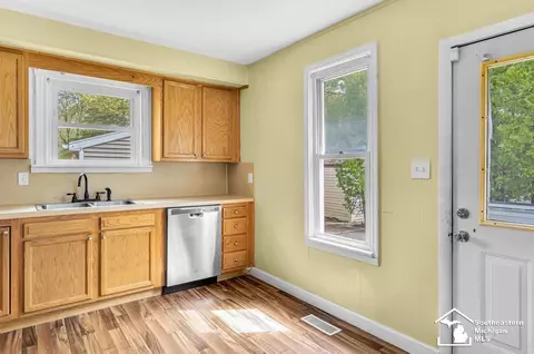 Kitchen - 1130 W Temperance, Temperance, MI 48182 photo 2 of 6