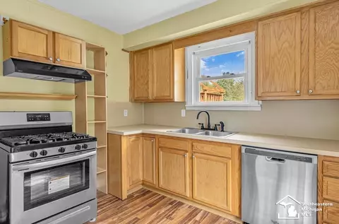 Kitchen - 1130 W Temperance, Temperance, MI 48182 photo 4 of 6