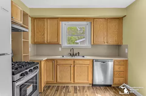 Kitchen - 1130 W Temperance, Temperance, MI 48182 photo 5 of 6