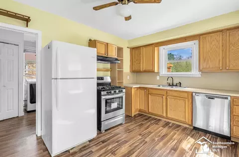 Kitchen - 1130 W Temperance, Temperance, MI 48182 photo 3 of 6