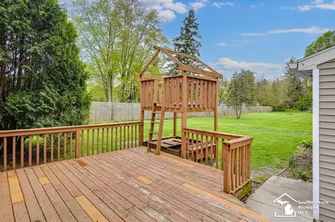 Exterior - 1130 W Temperance, Temperance, MI 48182 photo 5 of 12