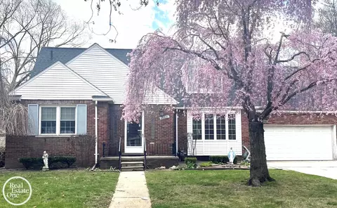 1553 Huntington, Grosse Pointe Woods, MI 48236