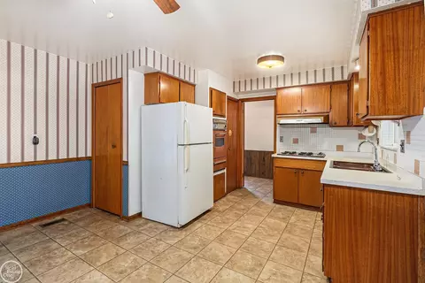 Kitchen - 2366 Edwin, Warren, MI 48092 photo 2 of 4