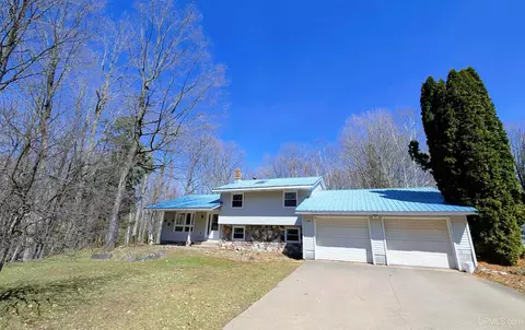 1390 N Vandenboom, Marquette, MI 49855