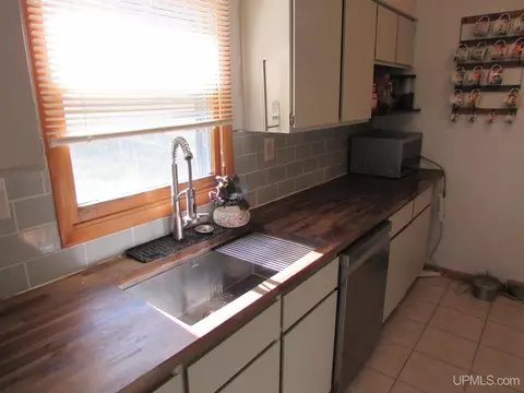 Kitchen - 25485 Opal Rd, Watton, MI 49970 photo 2 of 6