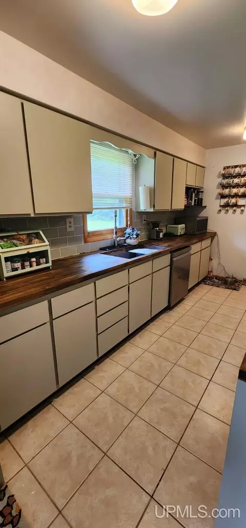 Kitchen - 25485 Opal Rd, Watton, MI 49970 photo 5 of 6