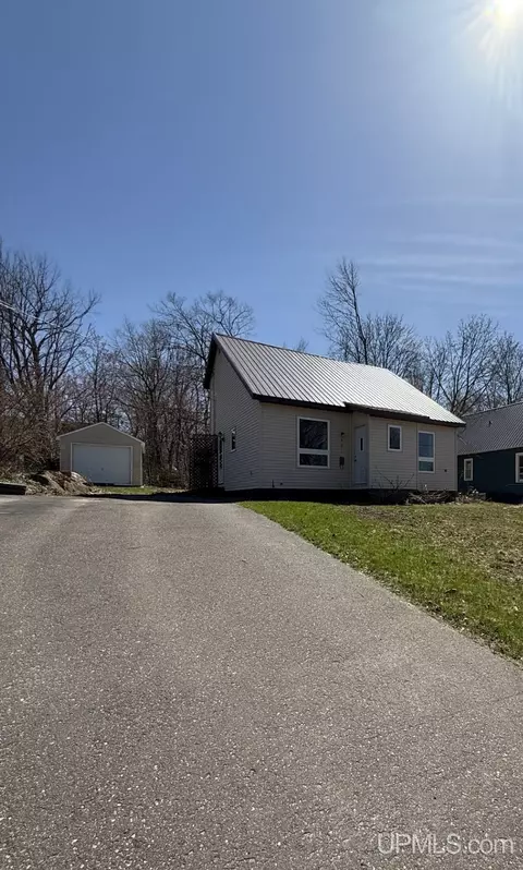 401 W Baraga, Houghton, MI 49931