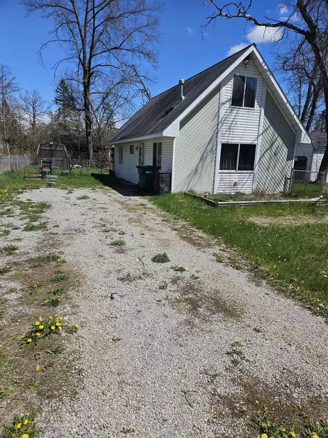 4144 Oak Flts, Harrison, MI 48625