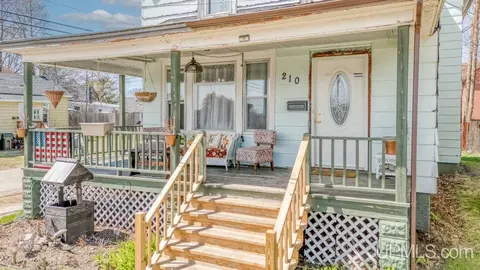 Exterior - 210 S 8th, Escanaba, MI 49829 photo 2 of 3