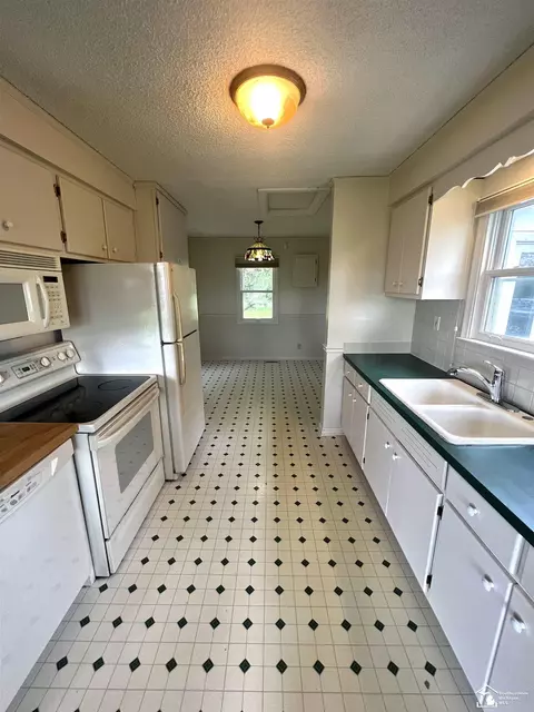 Kitchen - 276 E Rauch, Temperance, MI 48182 photo 3 of 4