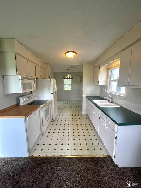 Kitchen - 276 E Rauch, Temperance, MI 48182 photo 2 of 4