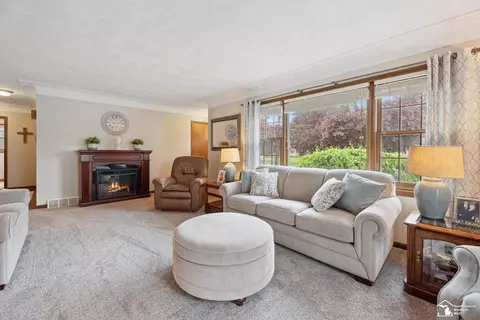 Living - 645 N Roessler, Monroe, MI 48162 photo 3 of 5