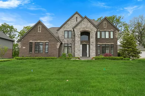 835 Crestwood, Rochester Hills, MI 48309