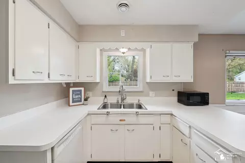 Kitchen - 7772 Apache, Temperance, MI 48182 photo 3 of 3