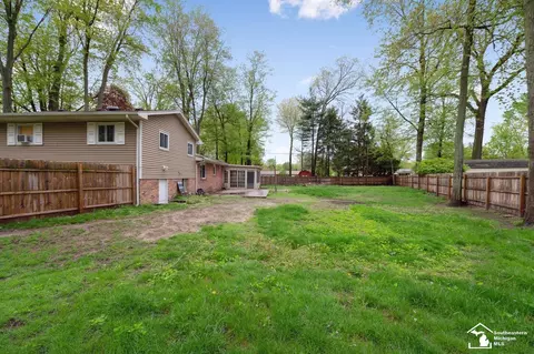 Exterior - 7772 Apache, Temperance, MI 48182 photo 6 of 9