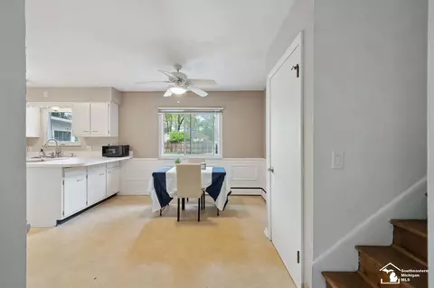 Entry Way - 7772 Apache, Temperance, MI 48182 photo 2 of 5
