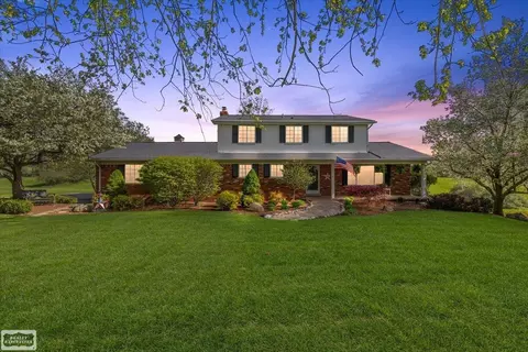 1151 Glen Mdw, Leonard, MI 48367