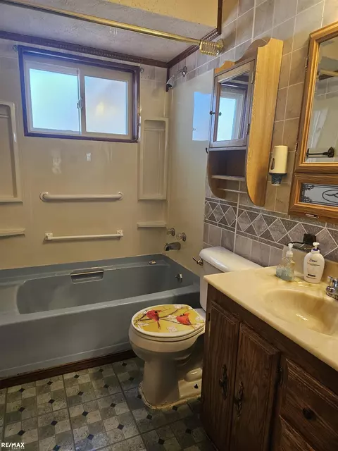 Bath - 11215 Edgemont, Warren, MI 48089 photo 1 of 1