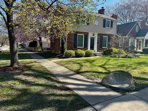 2080 Hunt Clb, Grosse Pointe Woods, MI 48236
