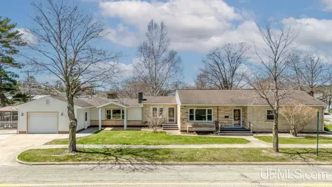 606 S 13th, Gladstone, MI 49837