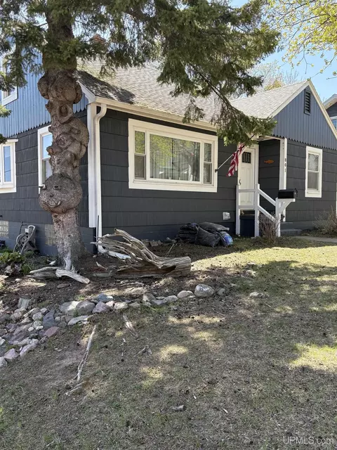 801 W W Blf, Marquette, MI 49855
