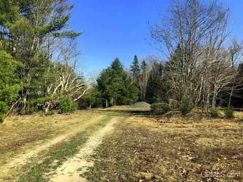 330 Green Gdn, Marquette, MI 49855