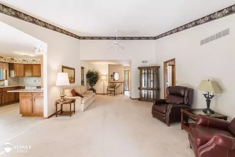 Living - 1141 Shalin, Davison, MI 48423 photo 2 of 5