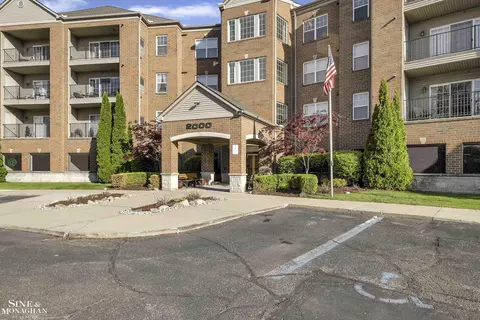 2316 Country Clb, Saint Clair Shores, MI 48082