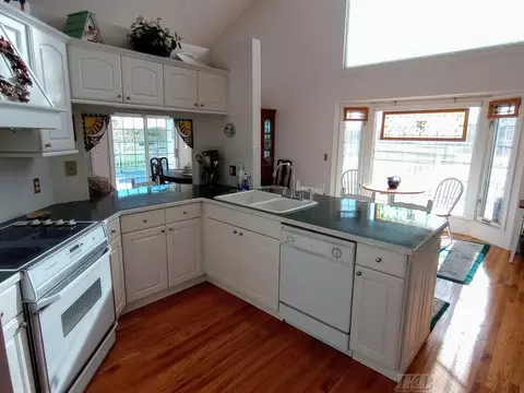 Kitchen - 1726 Berkshire, Gladwin, MI 48624 photo 5 of 8