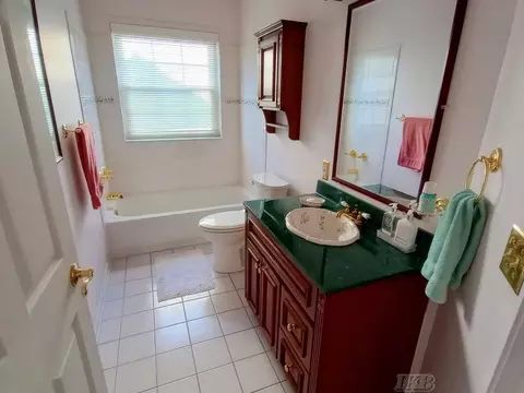 Bath - 1726 Berkshire, Gladwin, MI 48624 photo 4 of 8