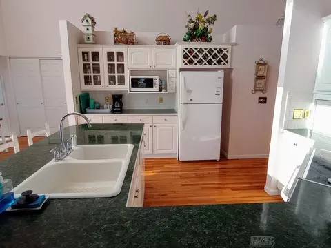 Kitchen - 1726 Berkshire, Gladwin, MI 48624 photo 3 of 8