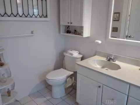 Bath - 1726 Berkshire, Gladwin, MI 48624 photo 3 of 8