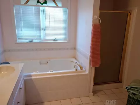 Bath - 1726 Berkshire, Gladwin, MI 48624 photo 2 of 8
