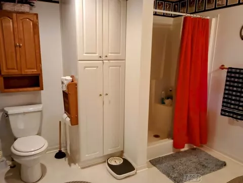 Bath - 1726 Berkshire, Gladwin, MI 48624 photo 6 of 8