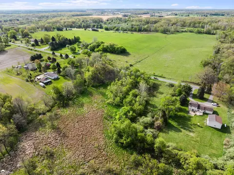 1611 E Bennington, Owosso, MI 48867