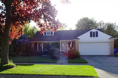 32111 Crestwood, Fraser, MI 48026