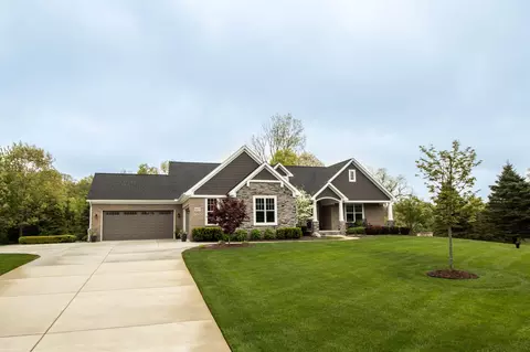 3817 Timber Grn, Howell, MI 48843