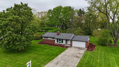 105 Lesdale, Troy, MI 48085