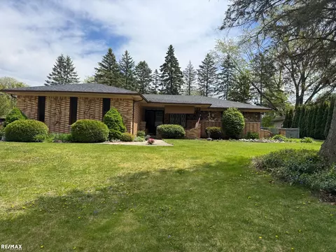 19877 White Oaks, Clinton Township, MI 48036