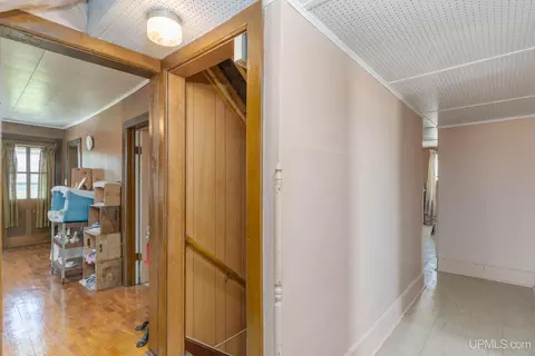 Entry Way - 511 Bell, Channing, MI 49815 photo 4 of 10