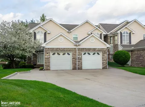 774 Natures Cv, Wixom, MI 48393