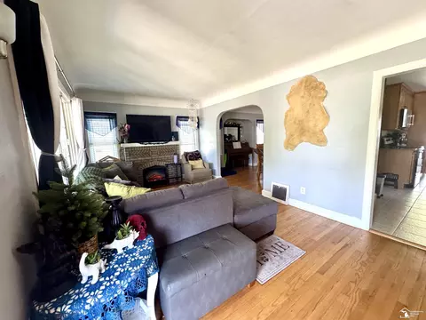 Living - 47 E Lorain, Monroe, MI 48162 photo 2 of 5