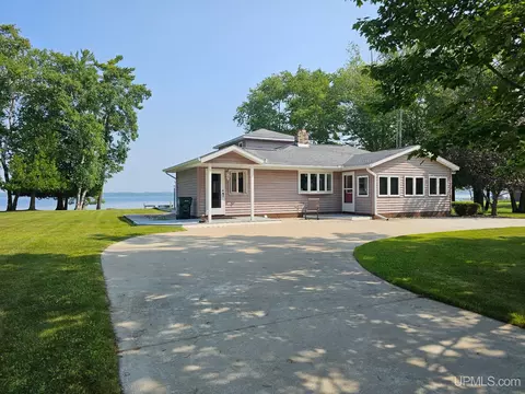 536 N W Gulliver Lk, Gulliver, MI 49840