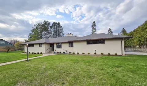 1400 W B, Iron Mountain, MI 49801