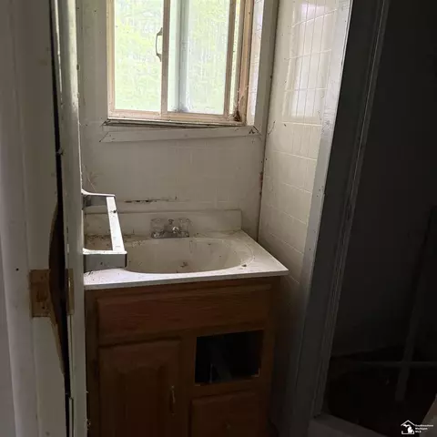 Bath - 546 N M-30, Gladwin, MI 48624 photo 2 of 3