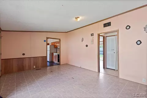 Living - 943 Howell, Adrian, MI 49221 photo 2 of 3
