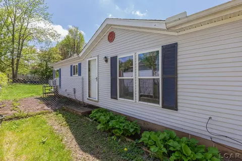 943 Howell, Adrian, MI 49221