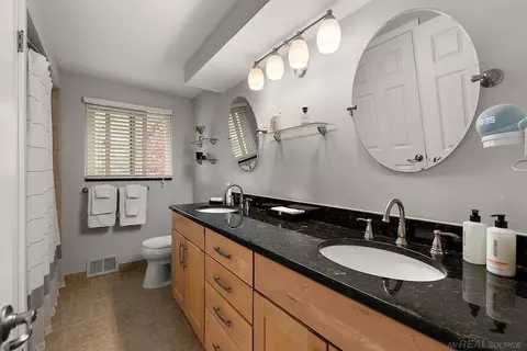 Bath - 939 Ballantyne, Grosse Pointe Shores, MI 48236 photo 3 of 4