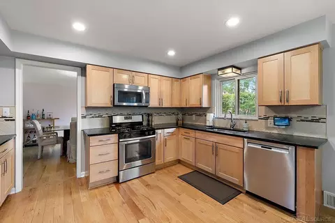 Kitchen - 939 Ballantyne, Grosse Pointe Shores, MI 48236 photo 1 of 3